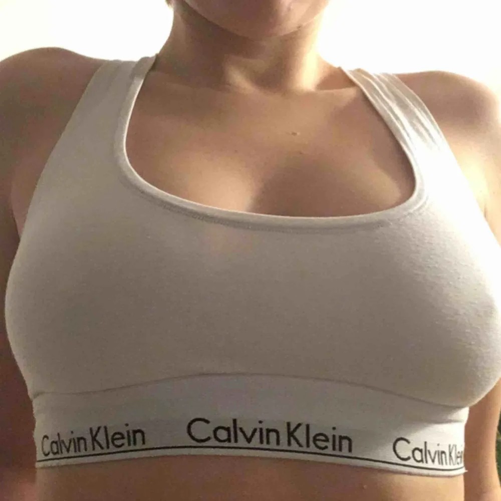 Säljer 2 Calvin Klein braletter, en vit och en grå🌚🌝! En för 100kr och båda för 150kr🎉🍾 Det är svårt att gå fel med CK, så kom och köp<3 Köparen står för frakt och jag tar swish🌿😊. Toppar.