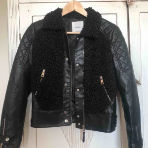  - Snygg jacka från Mango, knappt använd. Möts upp i centrala Stockholm eller fraktar, köparen står för frakten!