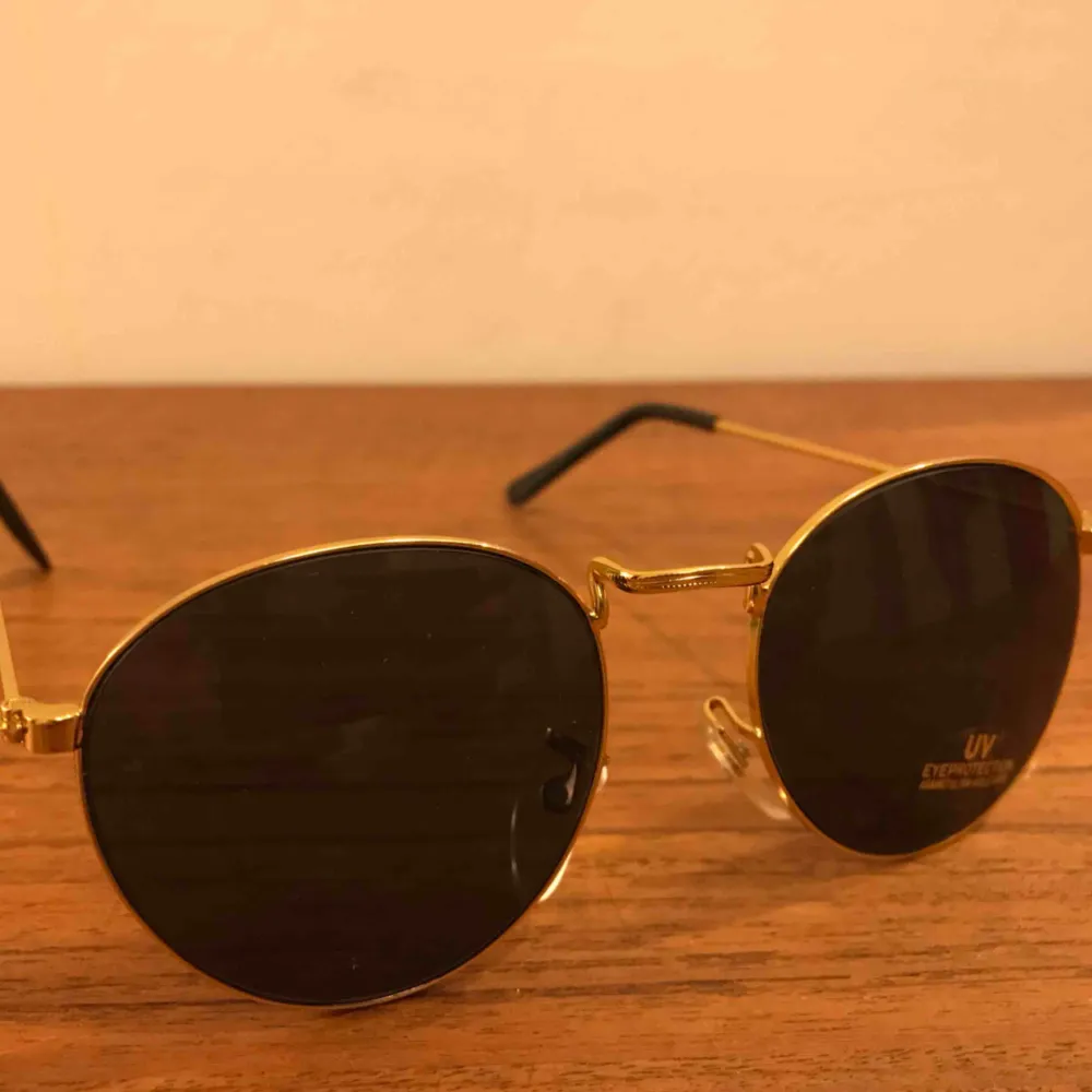 Lite större ovala solglasögon från 80-90-talet, nya och kommer med en Colorez påse. 10:- plus frakt 9:- =19:- totalt. Accessoarer.