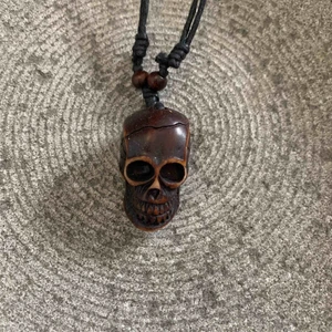  - Ovanligt halsband med en dödskalle i mörkt trä på svart läderband!! Hyfsat stort hänge, passar killar lika bra som tjejer. Ej lämplig doppresent, men antagligen en de kommer minnas. 