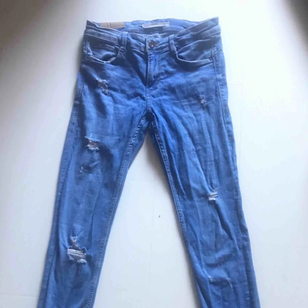 Fina oanvända blåa jeans från Zara med fabriksgjorda slitningar, EUR storlek 35  Pris: 150 kr (Frakten ingår i priset) . Jeans & Byxor.