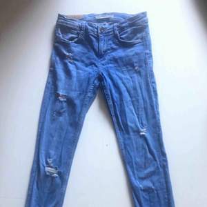 Fina oanvända blåa jeans från Zara med fabriksgjorda slitningar, EUR storlek 35  Pris: 150 kr (Frakten ingår i priset) 