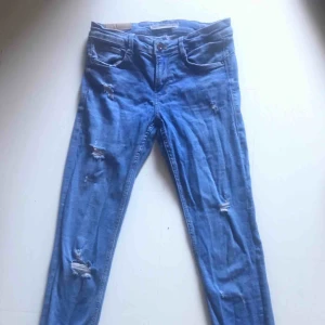  - Fina oanvända blåa jeans från Zara med fabriksgjorda slitningar, EUR storlek 35  Pris: 150 kr (Frakten ingår i priset) 