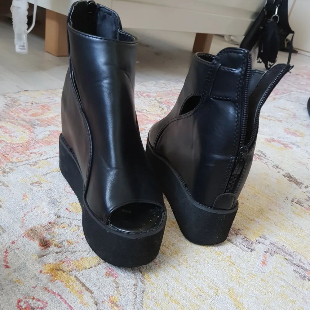 Nice and comfortable platform shoes in black leather. size 37. only use a few times.. Skor.