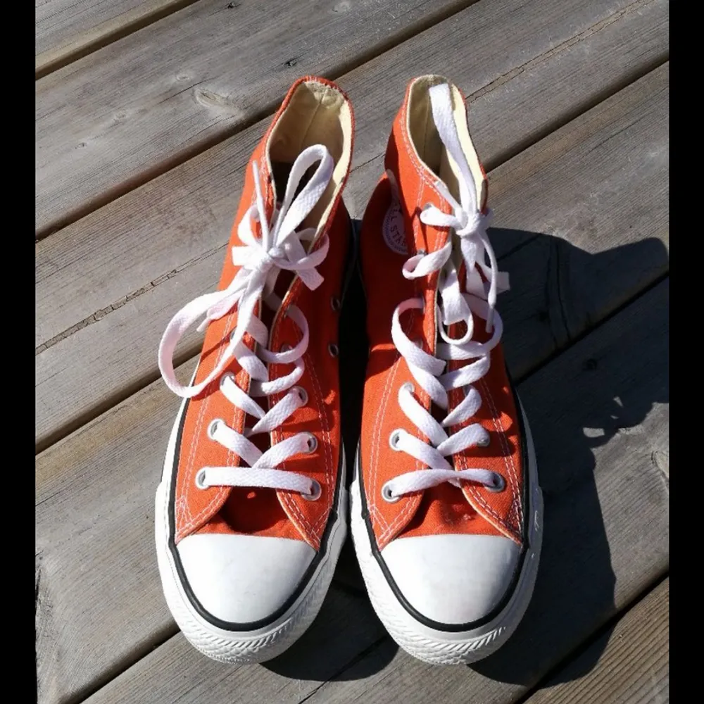 Äkta orangea converse som har använts ca 2 gånger max. Skorna är som nya och är sköna att gå i. Köparen står för frakt. . Skor.