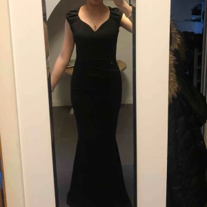  - En svart långklänning, med dragkedja i ryggen. Köpt på Bubbelroom. Använd 1 gång så i väldigt bra skick.  Nypris:799kr  Köparen står för frakten! 