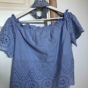  - Blå offshoulder top med tillhörande choker. Använd en gång.