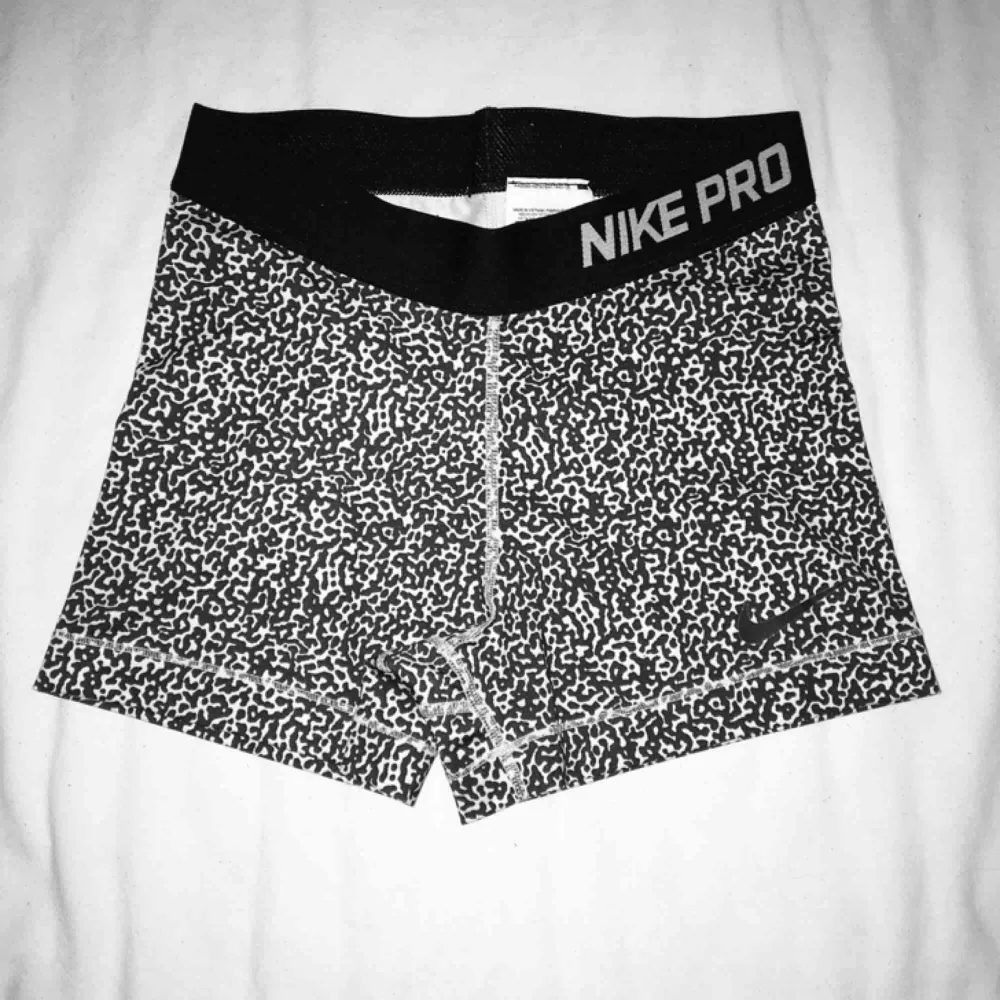 Super snygga Nike shorts. Väldigt bekväma och knappt använda. Passar både S och XS. Har du några frågor eller vill ha fler bilder är det bara att skriva till mig 😊 Frakt betalar köparen. . Shorts.