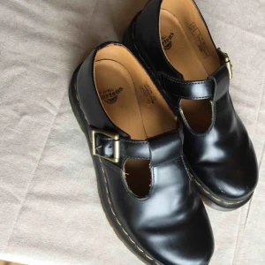  - dr martens polley strl 38!🌸fint skick, använda ett fåtal gånger men hann inte gå in dom innan jag växte ur dom så har bara stått i garderoben i flera år nypris: ca 1700kr mitt pris:900