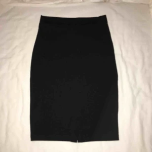  - Snygg svart kjol. Passar både S och XS. Väldigt stretchig och bekväm. Lite längre modell med en slits längst ner på baksidan. Har du några frågor eller vill ha fler bilder är det basa att skriva till mig 😊 Frakt betalar köparen.