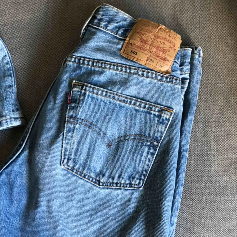 Ljusblåa vintage Levis jeans 501 i storlek 29/32. Skulle dock tro att de även kan passa en 26/27 beroende på hur man vill att de ska sitta. Jag har strl 25 och tycker att de är lite för stora. Fint skick!. Jeans & Byxor.