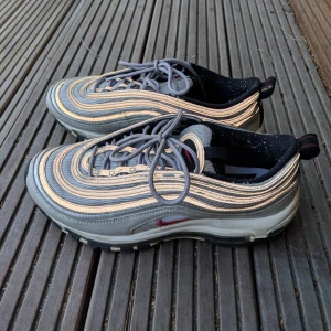  - SKITsnygga rare nike air max 97 silver bullets. Använda ett antal gånger men väljer att sälja då jag har växt ur dem. Knottret går enkelt att ta bort, det har samlats från strumpor. 