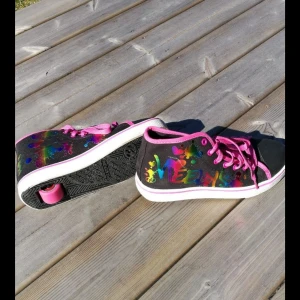  - Heelys som bara använts ca 2 gånger. Hjulen funkar super bra och skorna är i gott skick. Köparen står för frakt. 
