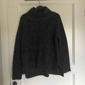  - Stickad tröja från hm i storlek S men är något större. Fint skick. Köparen står för frakten 