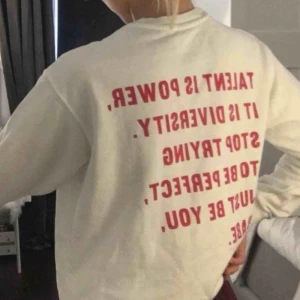  - Collagetröja ifrån Bershka med stor text på ryggen. Oanvänd. Köpare står för frakt, 50 kr! 