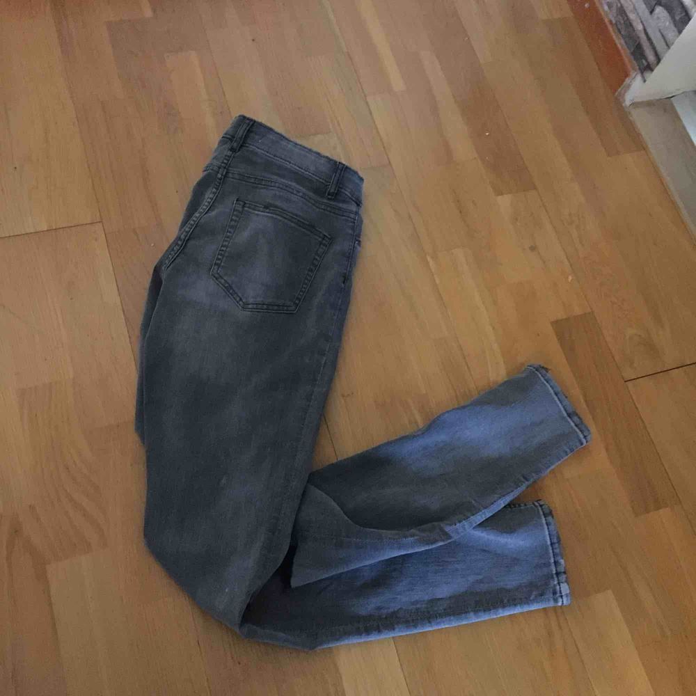 Snygga gråa jeans som sitter perfekt | Plick Second Hand