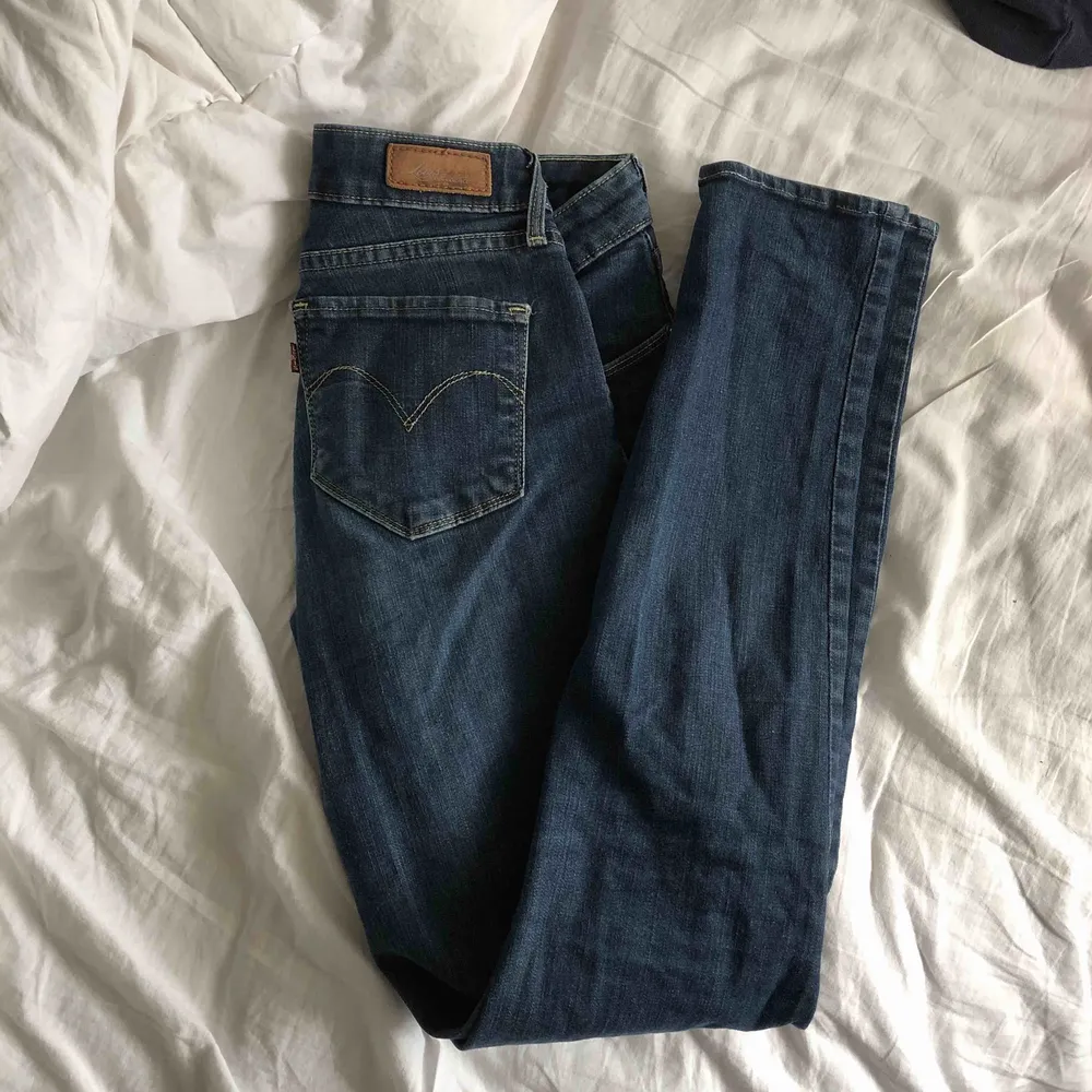 Levi’s ”bold curve skinny” jeans storlek 28 (passar S) Nypris- 899 Säljes pga dem är för små på mig . Jeans & Byxor.