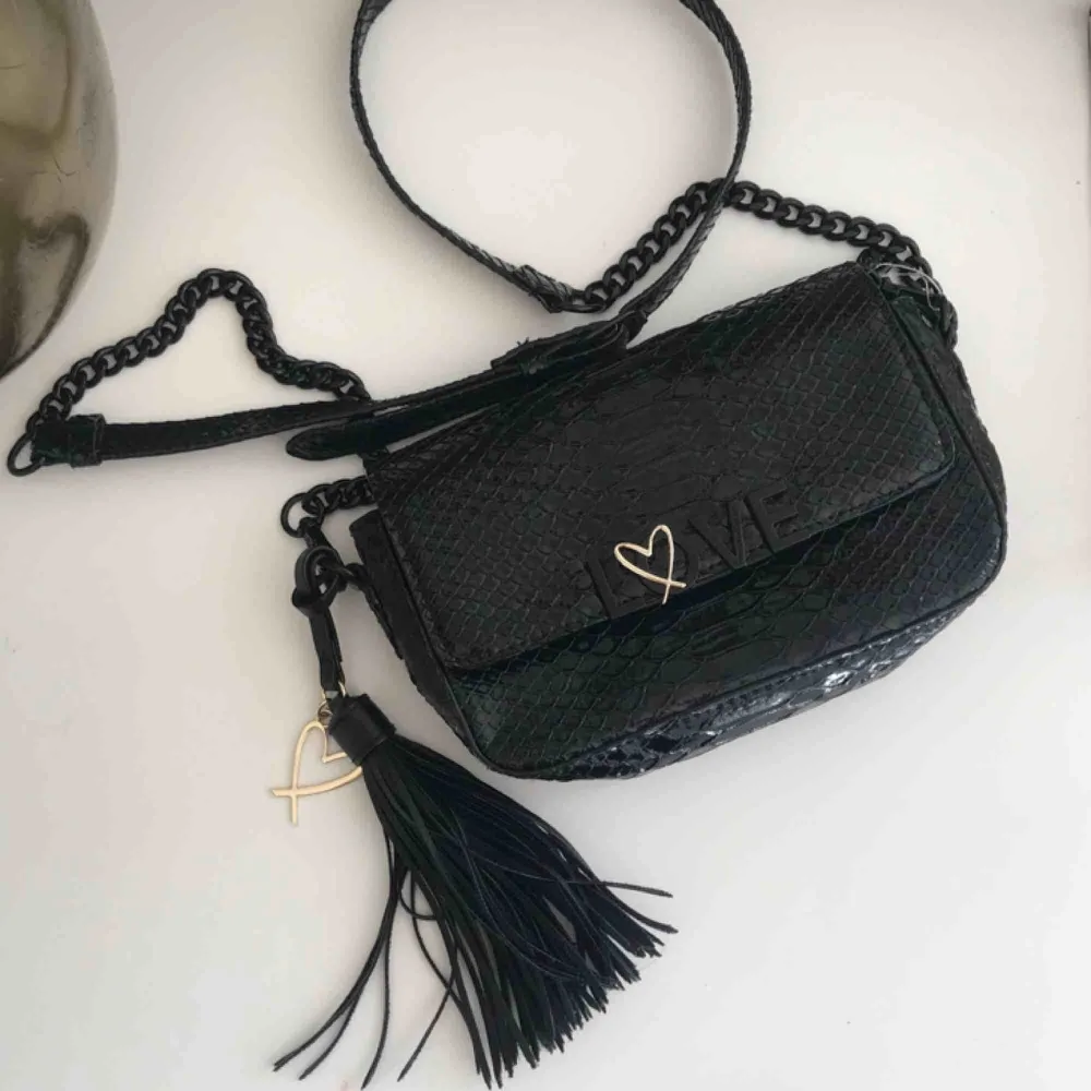 Jättefin väska från Victorias Secret. Köpt för 789 i Stockholm för ca 1 år sedan. Använd men i mycket fint skick. Säljs då den ej kommer till användning längre :( frakt tillkommer på 79 kr 💘. Väskor.