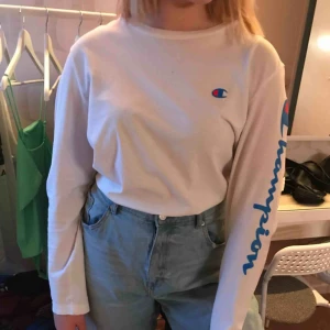  - Vit tröja från champion i fint skick! ❣️