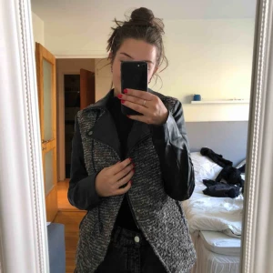  - Jacka med skinndetaljer(fejk). Använd 2-3 gånger. Riktigt snygg passform. Köparen står för frakten.