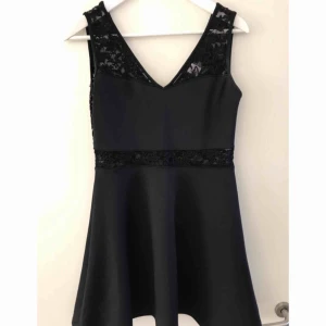  - Jättesöt klänning, perfekt till sommarens festligheter! 