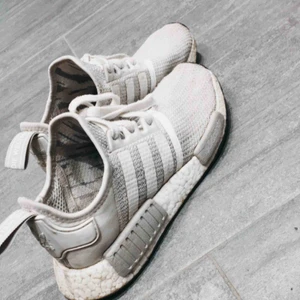  - Adidas nmd en grå färg pris kan diskuteras
