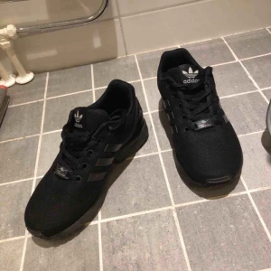  - Adidas flux nästan som nya strl 37,5