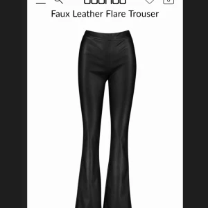  - Säljer ett par läderimitations byxor som är ifrån boohoo.com, aldrig använda med prislappen kvar! Säljer pga inte hunnit lämna tillbaka. Dom är väldigt små i storleken så skulle säga att dom snarare är 36or