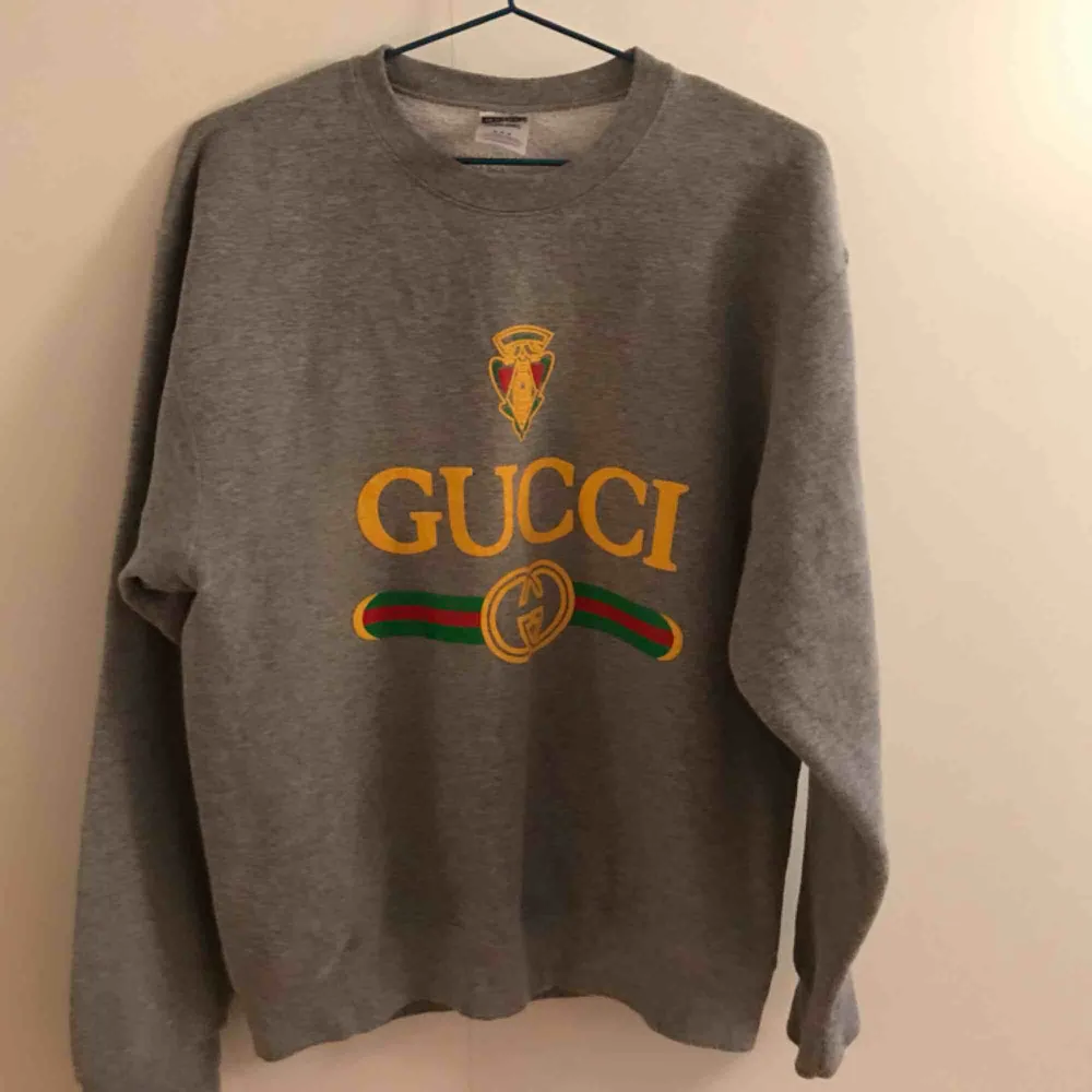 Fake Gucci tröja i vintage, cool. Hoodies.