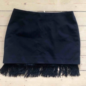  - Marinblå minikjol med fransar