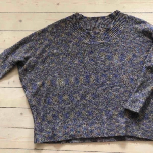  - Stickad tröja i blå/lila färg med glitterdetaljer!