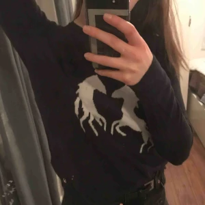  - Stickad tröja som använts få gånger. Fint skick Köparen står för frakt 