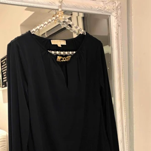  - Långärmad tröja från Michael Kors med gulddetalj. Aldrig använd. Köpare betalar frakt 🦋