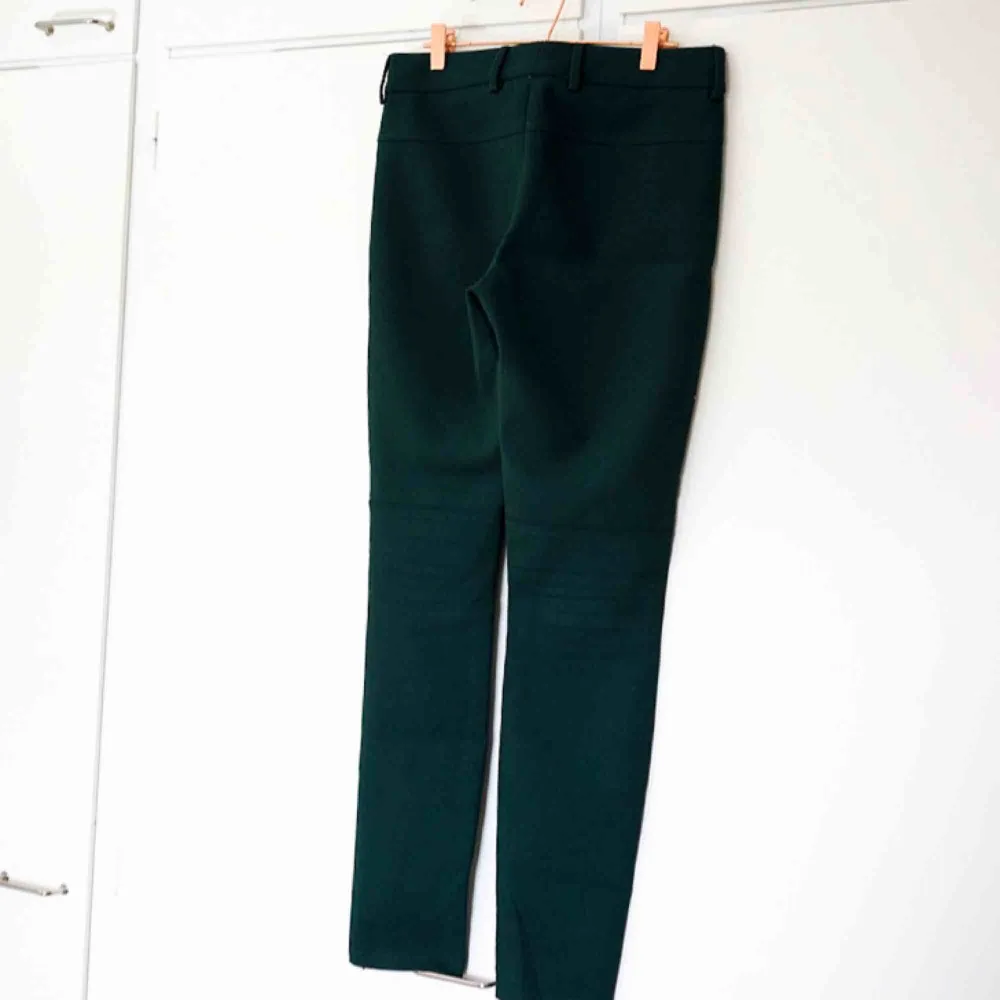 Gröna kostymbyxor från FilippaK.. Jeans & Byxor.