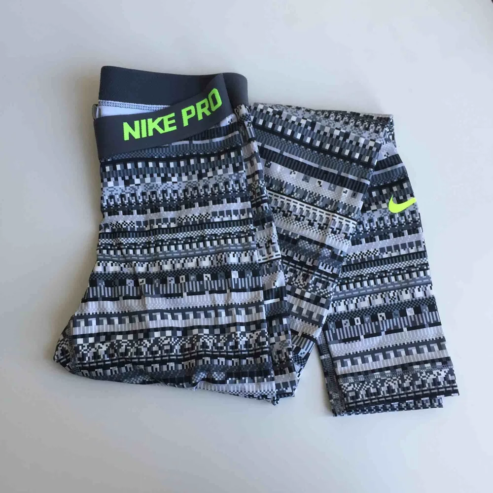 Superfina tights från Nike, väldigt sparsamt använda så i mycket fint skick! ✨ säljer även ett par andra shorts och ett par tights i samma modell men annat mönster! . Jeans & Byxor.