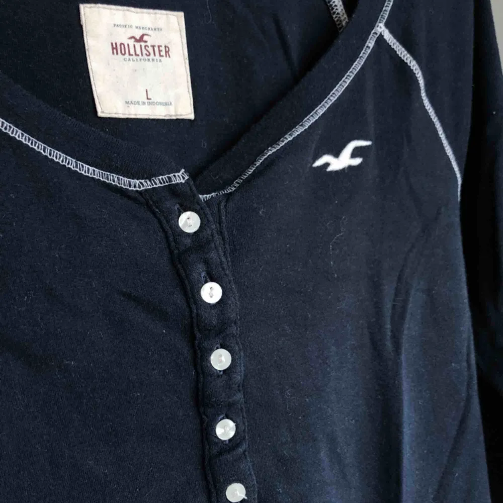 En marinblå, klassisk och skön tröja från Hollister, storlek L. Knappt använd, ser ut som ny.. Tröjor & Koftor.