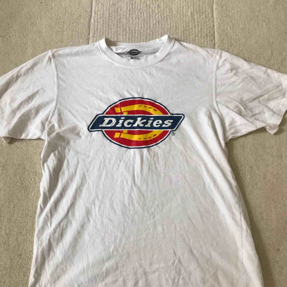 Dickies tröja använd runt 2 månader lite skrynklig men det syns inte på långt håll. Original pris 350kr frakt på 35kr . T-shirts.