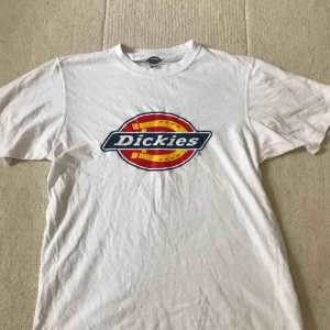  - Dickies tröja använd runt 2 månader lite skrynklig men det syns inte på långt håll. Original pris 350kr frakt på 35kr 