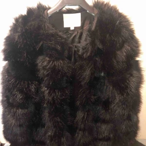  - Vera&Lucy pälsjacka. Ny och fin