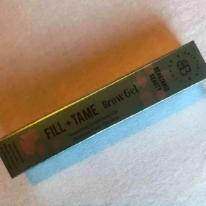  - Ögonbryn gel utan färg från beautaniq beauty. Aldrig öppnad.   Beskrivning: Den lätta, transparenta formulan är perfekt för att göra brynen fylligare och tämja ostyriga strån. Formulan innehåller aloe vera som stärker och vårdar ögonbrynen.  Nypris: 109kr