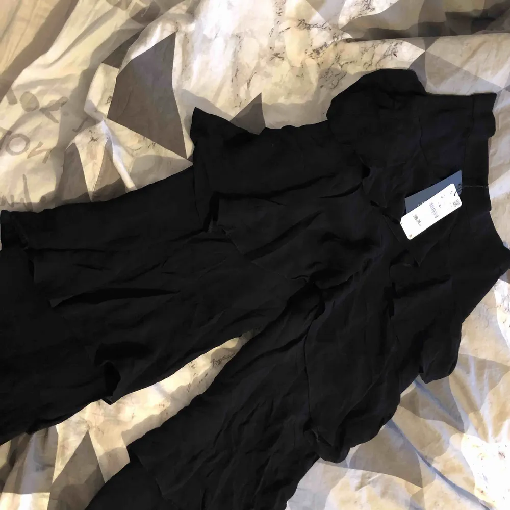 Super fina svarta byxor med volanger, högmidjade, nypris 600:- aldrig använda endast provade! . Jeans & Byxor.