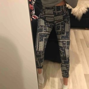  - Blåmönstrade tygbyxor som antingen sitter tighta eller lite lösare beroende på kroppstyp. Jättebra skick. Möts i slussen eller så tillkommer frakt. 