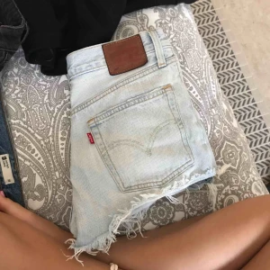  - Levis jeans shorts 