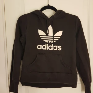  - As skön basic adidas hoodie. Står stl 40 men kan inte stämma... är S och sitter👍 Möts upp i sthlm eller köparen står för frakt. (Säljer även andra adidas tröjor) Självklart äkta