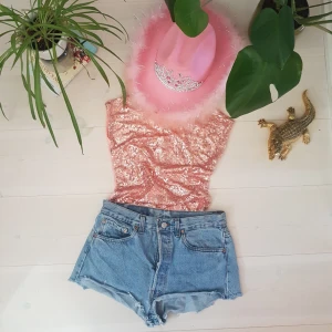  - 🏝✨Gör dig redo för festivalsommaren i denna glitterdröm till bodysuit! 🎶🥂 Passar ypperligt till ett par jeansshorts, som stylat på bilden. Bodyn är helt ny, hygienlapp sitter kvar.