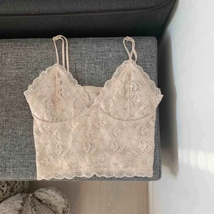  - Supersöt spetstopp från bikbok! Denna är som i nyskick, och färgen görs inte rättvisa på bilderna då den är en väldigt fin babyrosa i verkligheten. Frakt ingår i priset ❤️