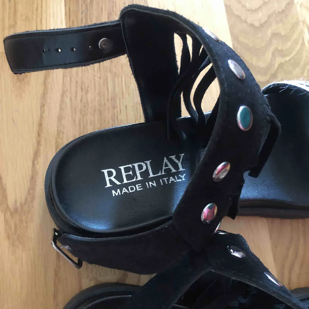 Oanvända sandaler från Replay. Skor.
