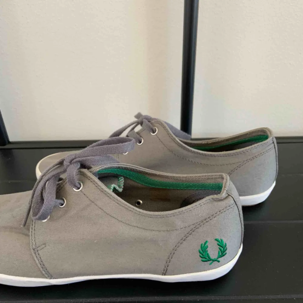 Fred Perry Twill Shoes Brand: Fred Perry Size: EUR 42, US 9, UK 8 Colour: Grey (With green logo)  Never used. Bought maybe 2 years ago.. Skor.