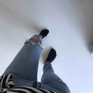  - Levi’s jeans med hål på knät, aldrig använda. Ganska långa för mig som är 1,67 skulle säga att dom passar folk som är 170+ cm långa. Pris kan diskuteras. 