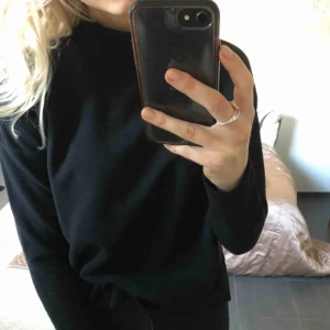  - Svart ribbad tröja från Gina tricot, oanvänd med prislapp kvar! Butikspris - 199kr